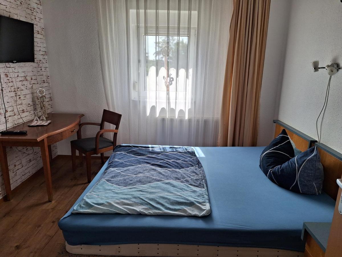 Gaststaette Und Pension Zur Schiene Merseburg Esterno foto