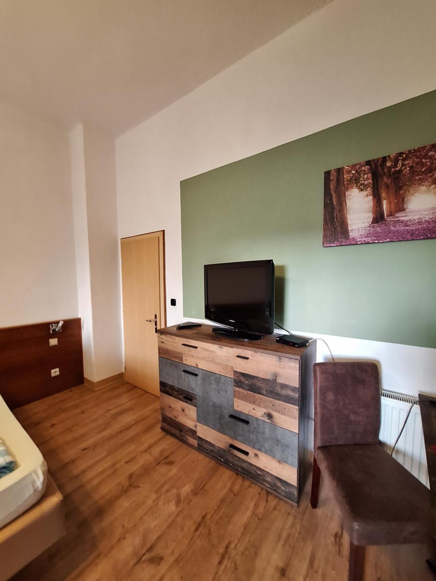 Gaststaette Und Pension Zur Schiene Merseburg Esterno foto